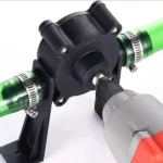 Adaptador de bomba de agua portátil negro conectado a taladro, con manguera verde.