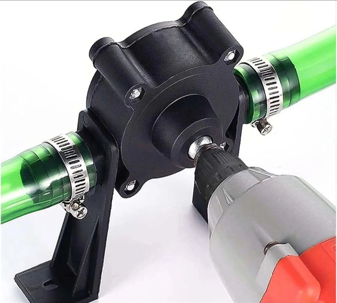 Adaptador de bomba de agua portátil negro conectado a taladro, con manguera verde.