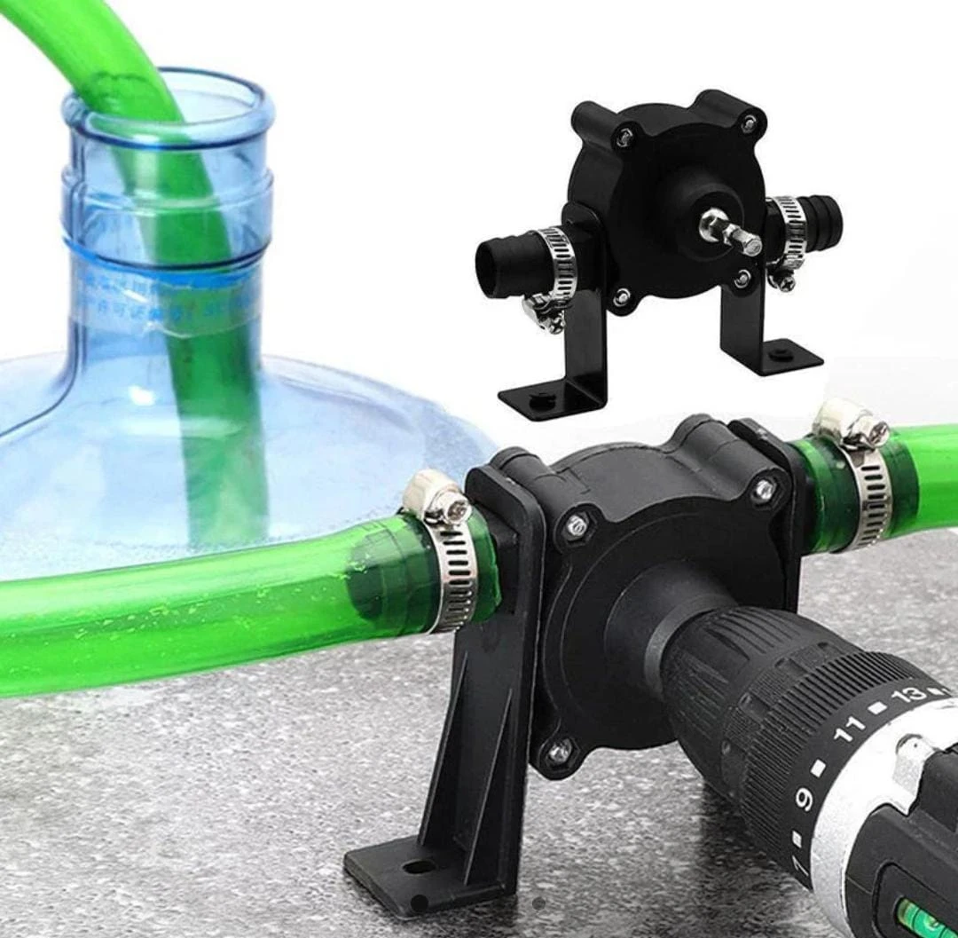 Adaptador de bombeo portátil negro para taladro, transfiere agua de bidón azul con mangueras verdes.