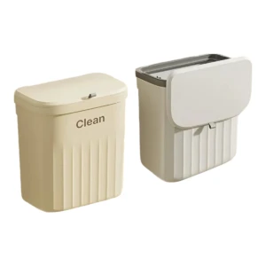 Dos canastas de basura colgantes beige y gris, una con tapa cerrada y otra abierta, con diseño acanalado y texto "Clean".