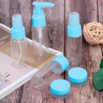 Set de 6 envases transparentes y azules para viaje, incluye atomizadores y recipientes pequeños.