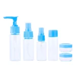 Set de 6 envases azules y transparentes para viaje: dispensador, atomizadores y recipientes.