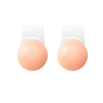 Par de cubre pezones levanta senos color piel en silicona, con diseño adhesivo liso de forma redonda y lengüeta superior para soporte.