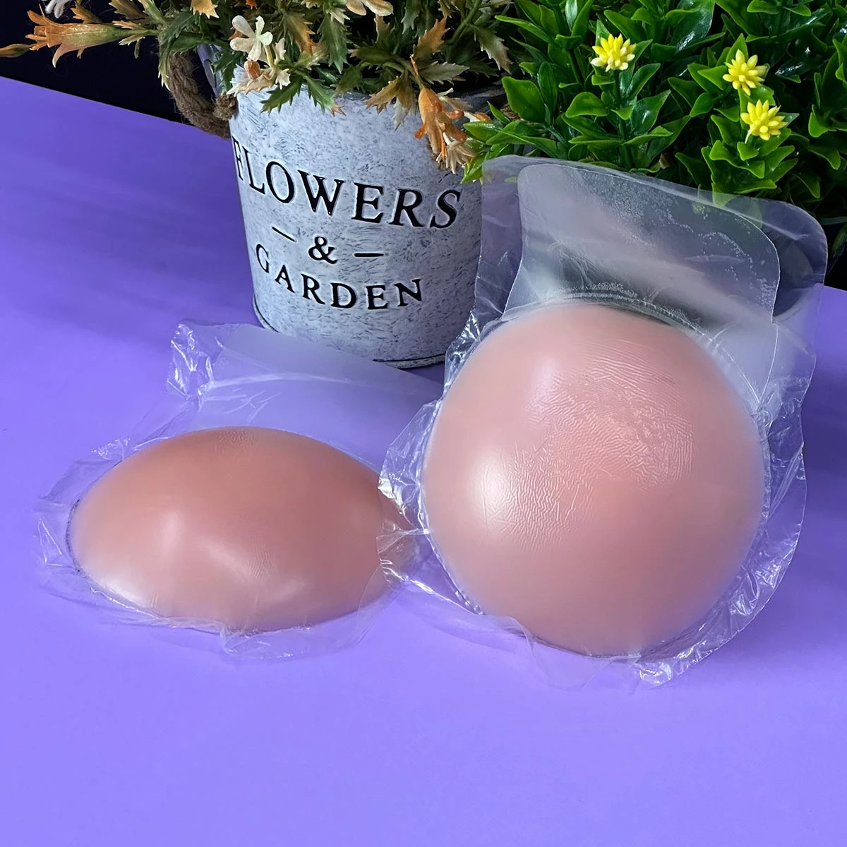 Cubre pezones de silicona color piel con efecto levantamiento, presentados en dos unidades individuales selladas en empaque plástico transparente.