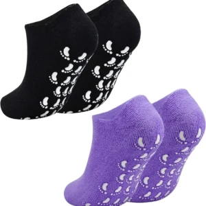 Par de medias hidratantes de silicona con suela antideslizante estampada, disponibles en negro y morado con textura suave y diseño de corte bajo.