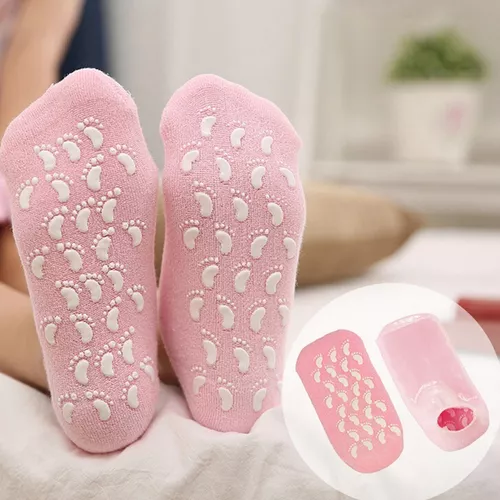 Medias de silicona hidratantes color rosa con diseño antideslizante de huellas blancas, incluyen una vista del producto y su interior con gel.