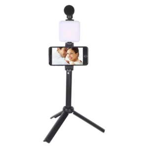 Kit para vlogs: aro de luz LED, micrófono y trípode negro con smartphone mostrando pareja feliz.