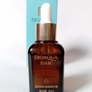 Serum BIOAQUA ámbar 30ml con gotero dorado, caja azul al fondo.