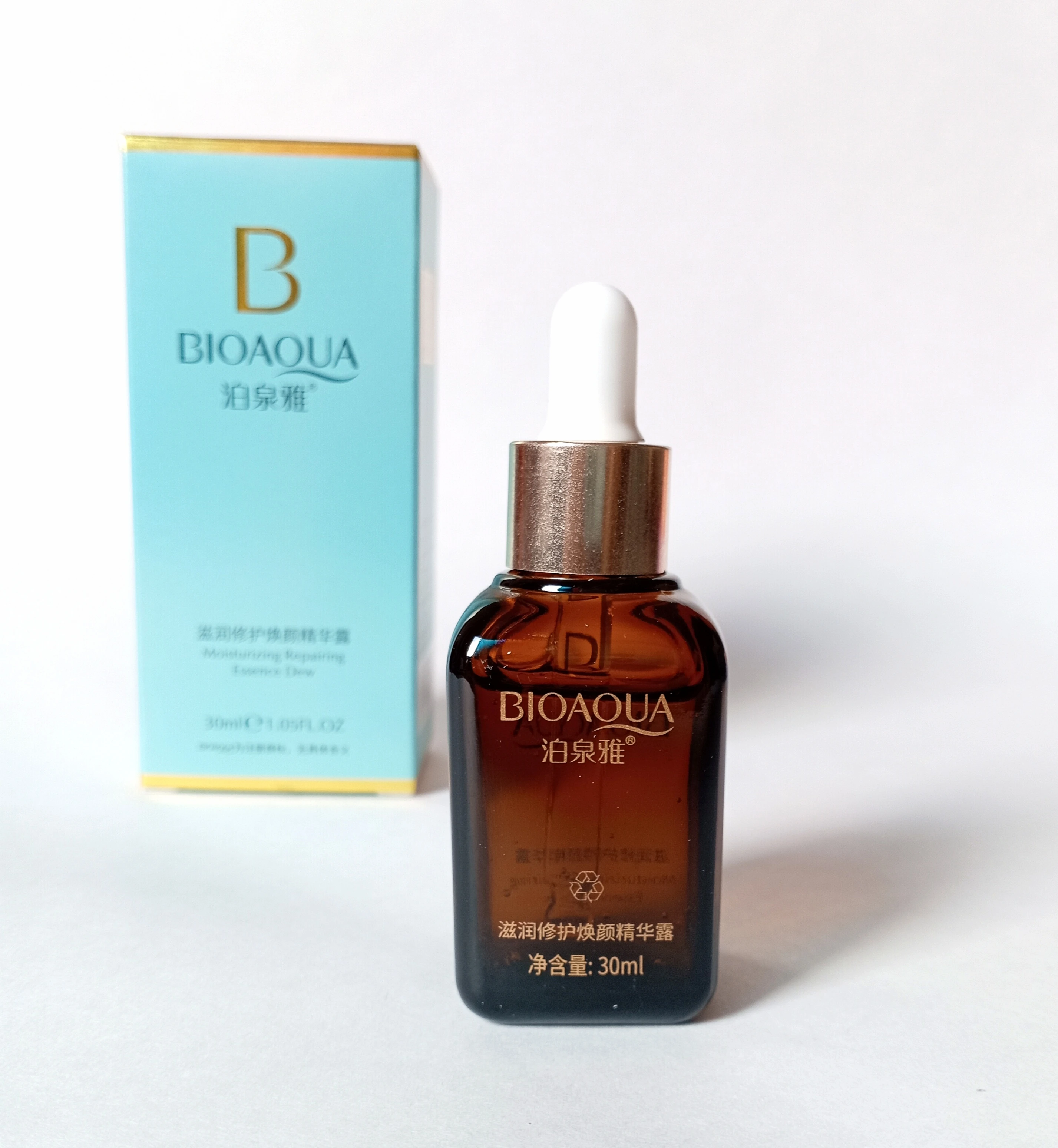 Serum Bioaqua hidratante y reparador en frasco ámbar con caja azul turquesa.