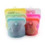 Set de 2 bolsas herméticas reutilizables de silicona en varios colores: amarillo, verde, azul, rosa y naranja.