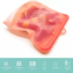Bolsa hermética naranja de silicona reutilizable para alimentos con cierre, ideal para conservar.