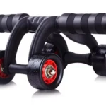 Rueda abdominal negra con 4 ruedas rojas y mangos antideslizantes para tonificar el abdomen.