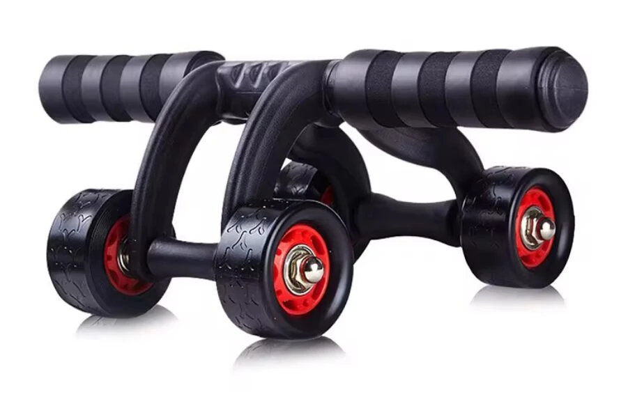 Rueda abdominal negra con 4 ruedas rojas y mangos antideslizantes para tonificar el abdomen.