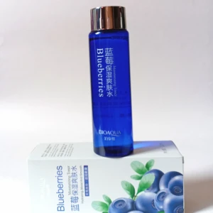 Tónico facial hidratante BIOAQUA Blueberries en envase azul metálico, sobre caja con arándanos.