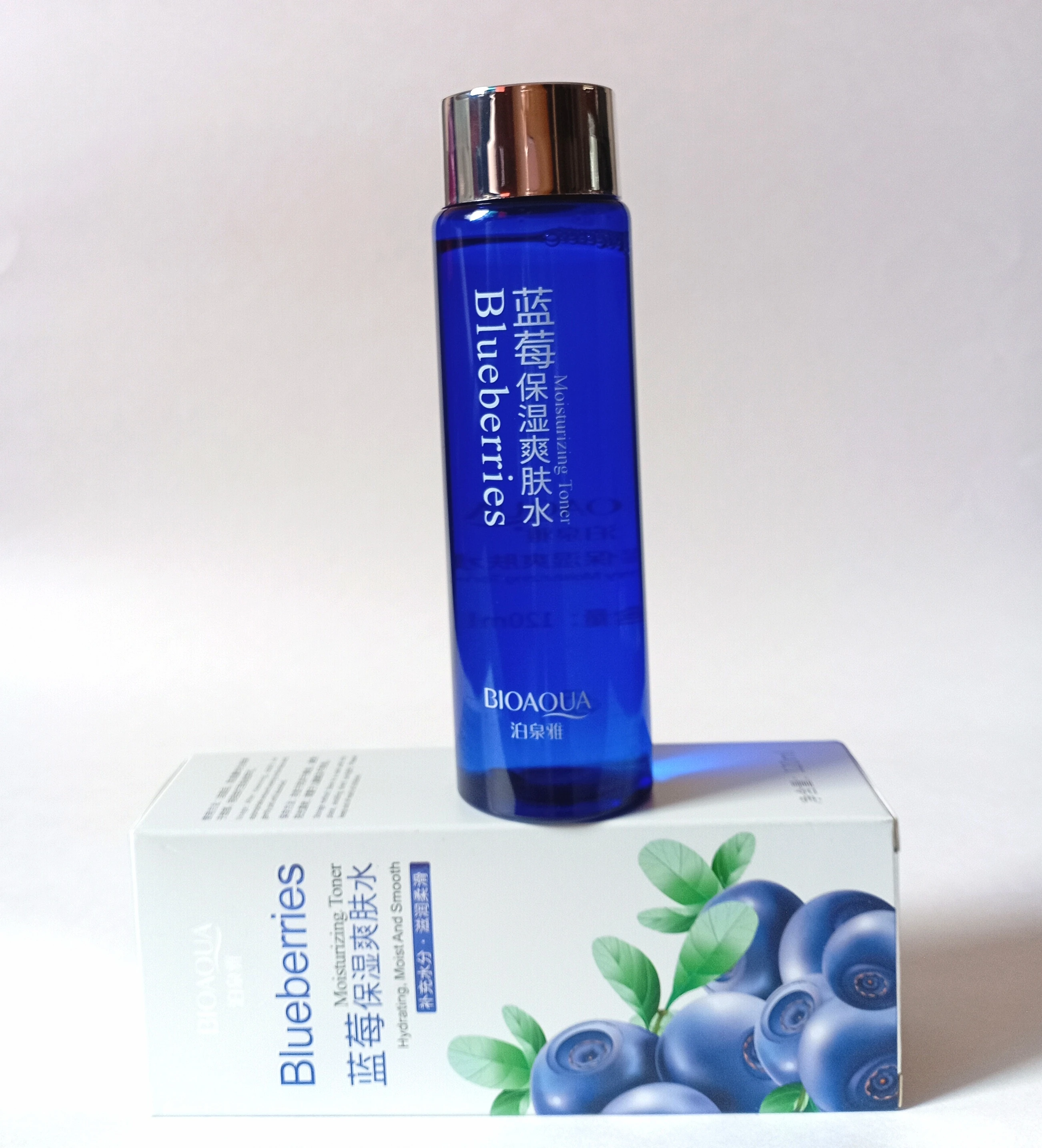 Tónico facial hidratante BIOAQUA Blueberries en envase azul metálico, sobre caja con arándanos.