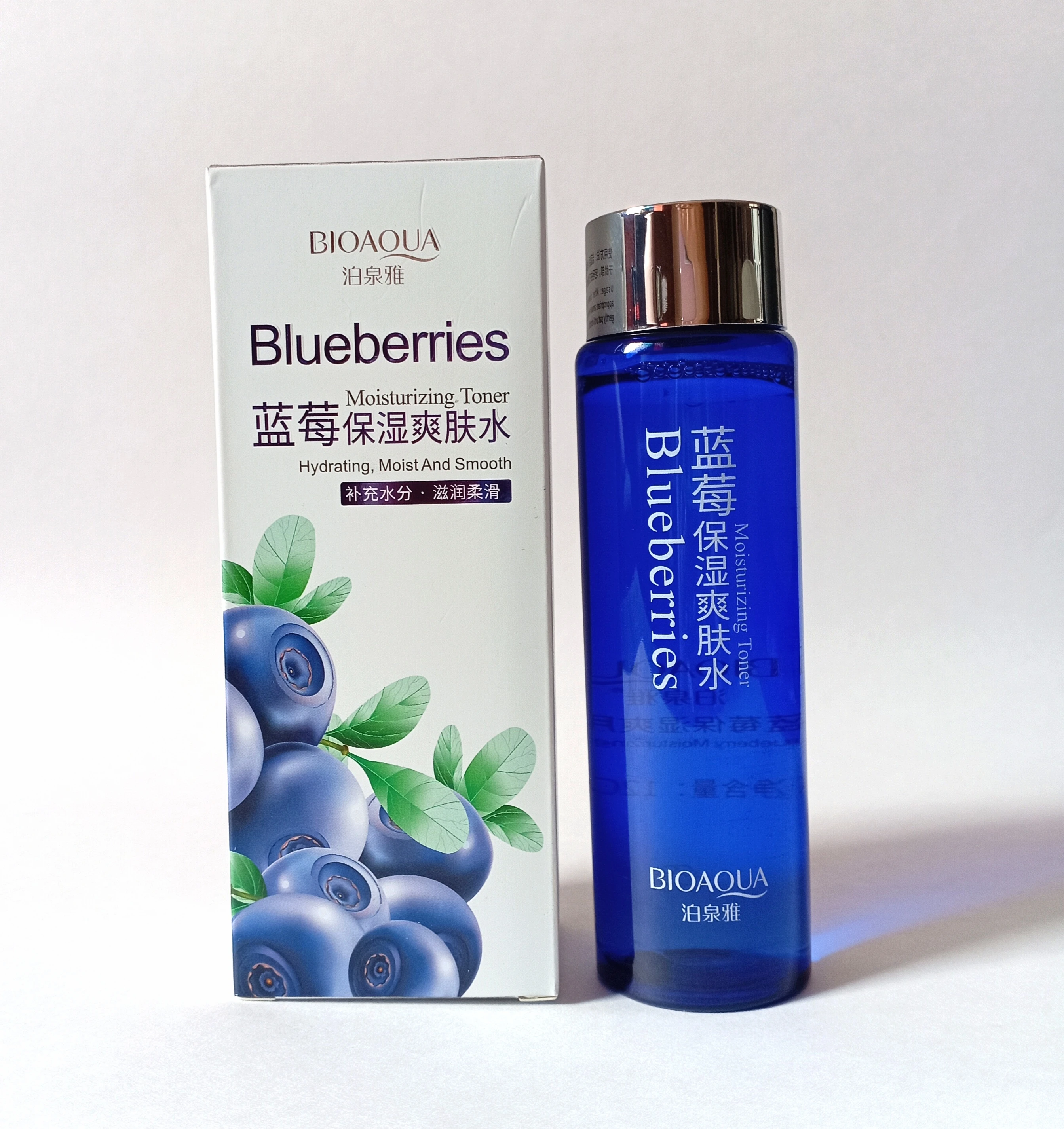 Set de dos tónicos faciales BIOAQUA de arándanos, líquido azul intenso en envase de vidrio.