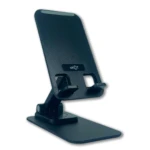 Soporte metálico negro para celular, ajustable, con base plana y logo EKOT.
