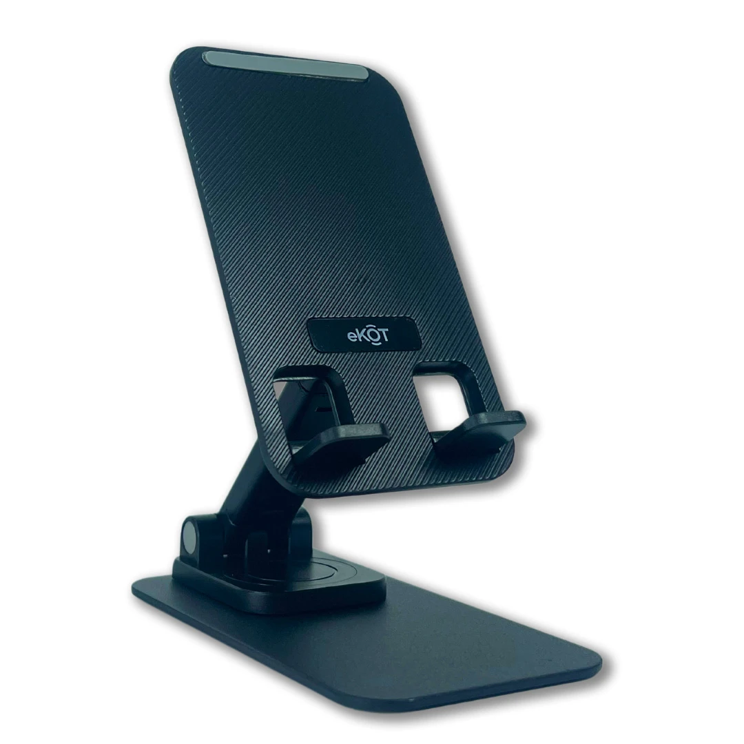 Soporte metálico negro para celular, ajustable, con base plana y logo EKOT.