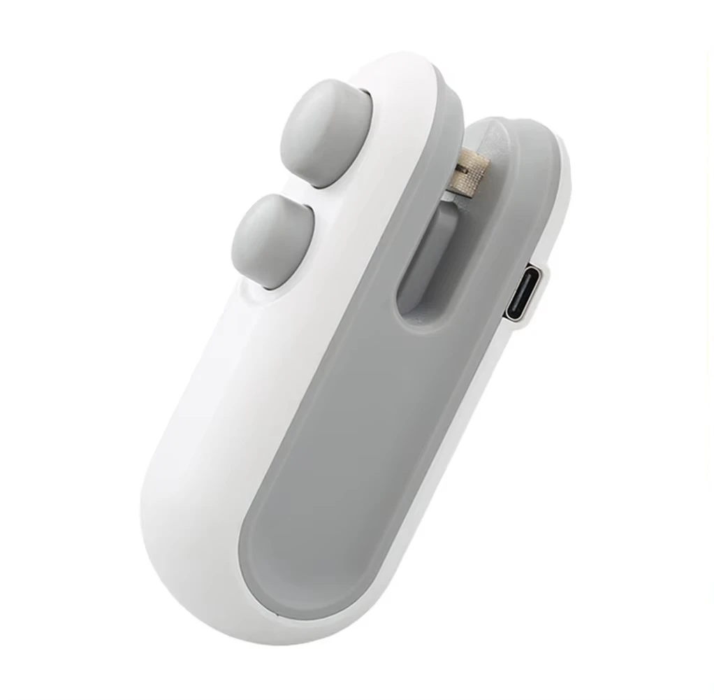 Mini sellador de bolsas 2 en 1 blanco y gris, con botones y puerto de carga USB, ideal para cerrar empaques.
