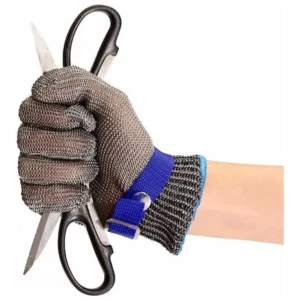 Guante de hilo de acero para carnicería, protegiendo mano que sujeta tijeras afiladas.