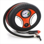 Compresor de aire portátil para llantas, redondo, naranja y negro, con manómetro y encendedor de 12V.