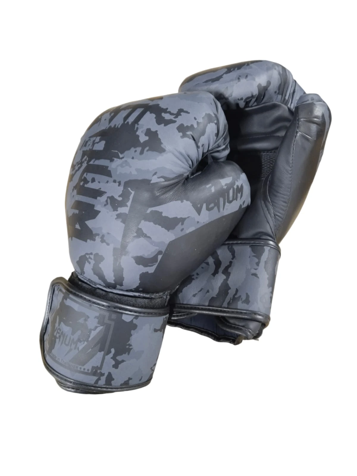 Guantes de boxeo Venum 12 oz camuflaje gris oscuro y negro, con logo.