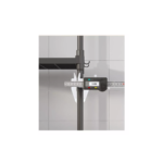 Caliper digital muestra medida de 16mm sobre tubo metálico de estante organizador gris oscuro.