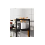 Estante organizador negro para cocina con botellas, utensilios y tarro blanco.
