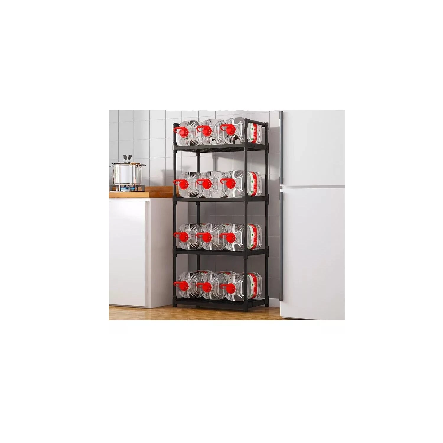 Estante negro con 5 niveles para botellones de agua en cocina junto a refrigerador.