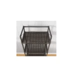 Estante organizador de metal oscuro con tres niveles de rejilla, ideal para baño o cocina.