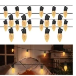 Luces de hadas cálidas con bombillas texturizadas colgando en exterior, creando ambiente acogedor.