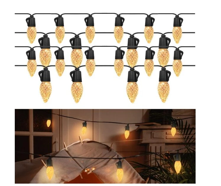 Luces de hadas cálidas con bombillas texturizadas colgando en exterior, creando ambiente acogedor.