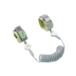 Arnés de seguridad antiperdida para niños con diseño de dinosaurio verde y correa retráctil gris.