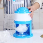 Triturador de hielo manual azul y blanco para hacer granizados.