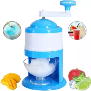 Triturador de hielo manual azul y blanco con recipiente de vidrio lleno de hielo picado, rodeado de mango, manzana, lima y menta.