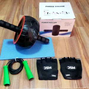 Rueda de abdominales negra con detalles rojos, guantes de entrenamiento y cuerda de saltar verde sobre piso de madera.