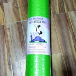 Tapete de yoga verde brillante enrollado, eco-friendly, de EVA, con instrucciones de limpieza.