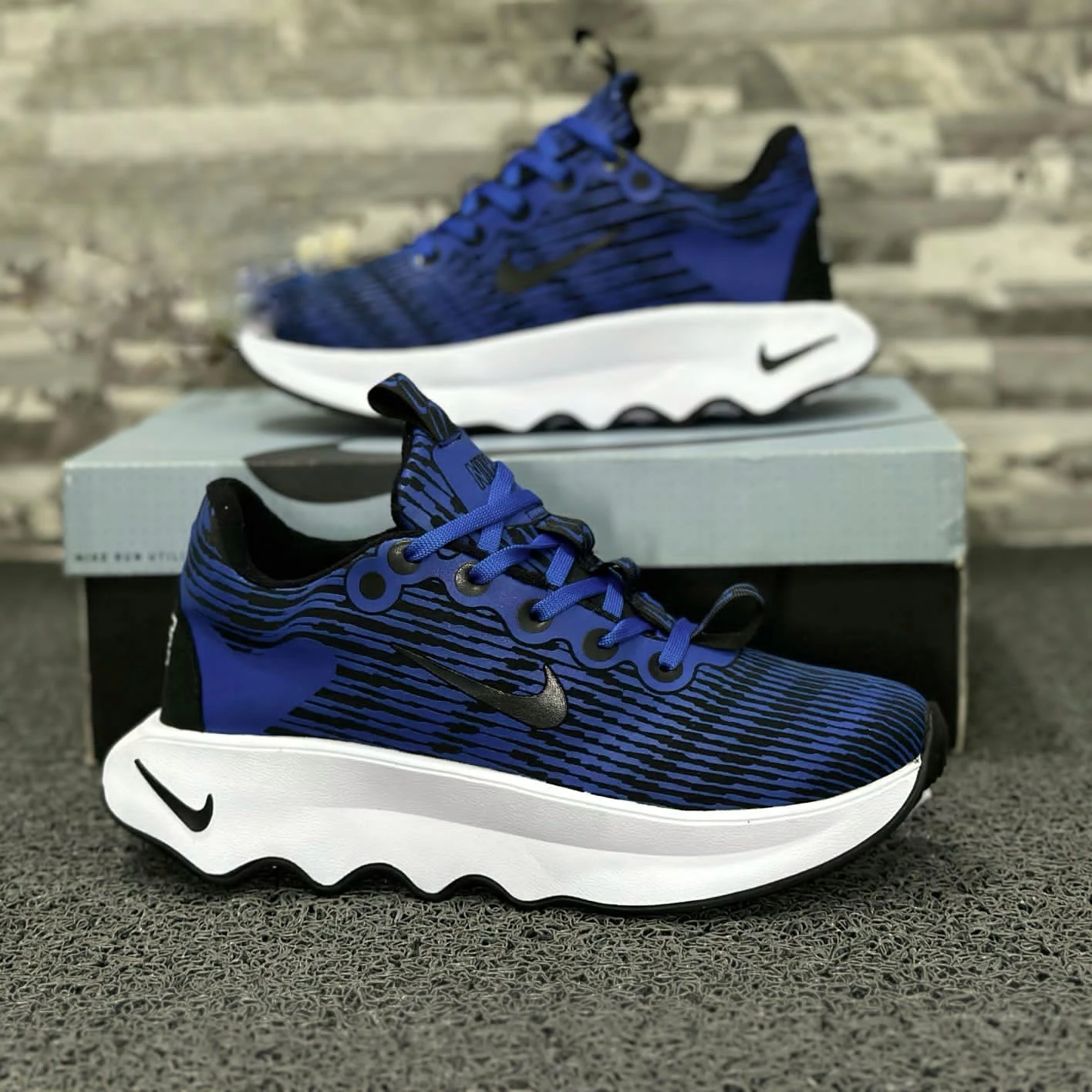 Zapatillas deportivas Nike Cabello azul con diseño de rayas negras y suela blanca.