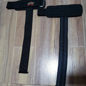 Muñequeras de gym Valeo negras con agarre reforzado para levantamiento de pesas.