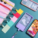 Cordon de seguridad para celular con lanyards de colores: amarillo, rojo, rosa, azul y verde claro, con accesorios de sujeción.