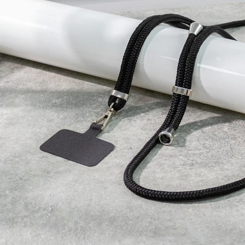 Cordón colgante de seguridad para celular negro con accesorio de enganche metálico.