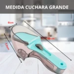 Cuchara medidora grande color turquesa y gris, con marcas de medida en cm.