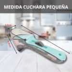Cuchara medidora graduada, color turquesa y transparente, ideal para repostería y cocina.