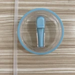 Tapa antiderrame azul y transparente para termo Stanley con pitillo blanco.