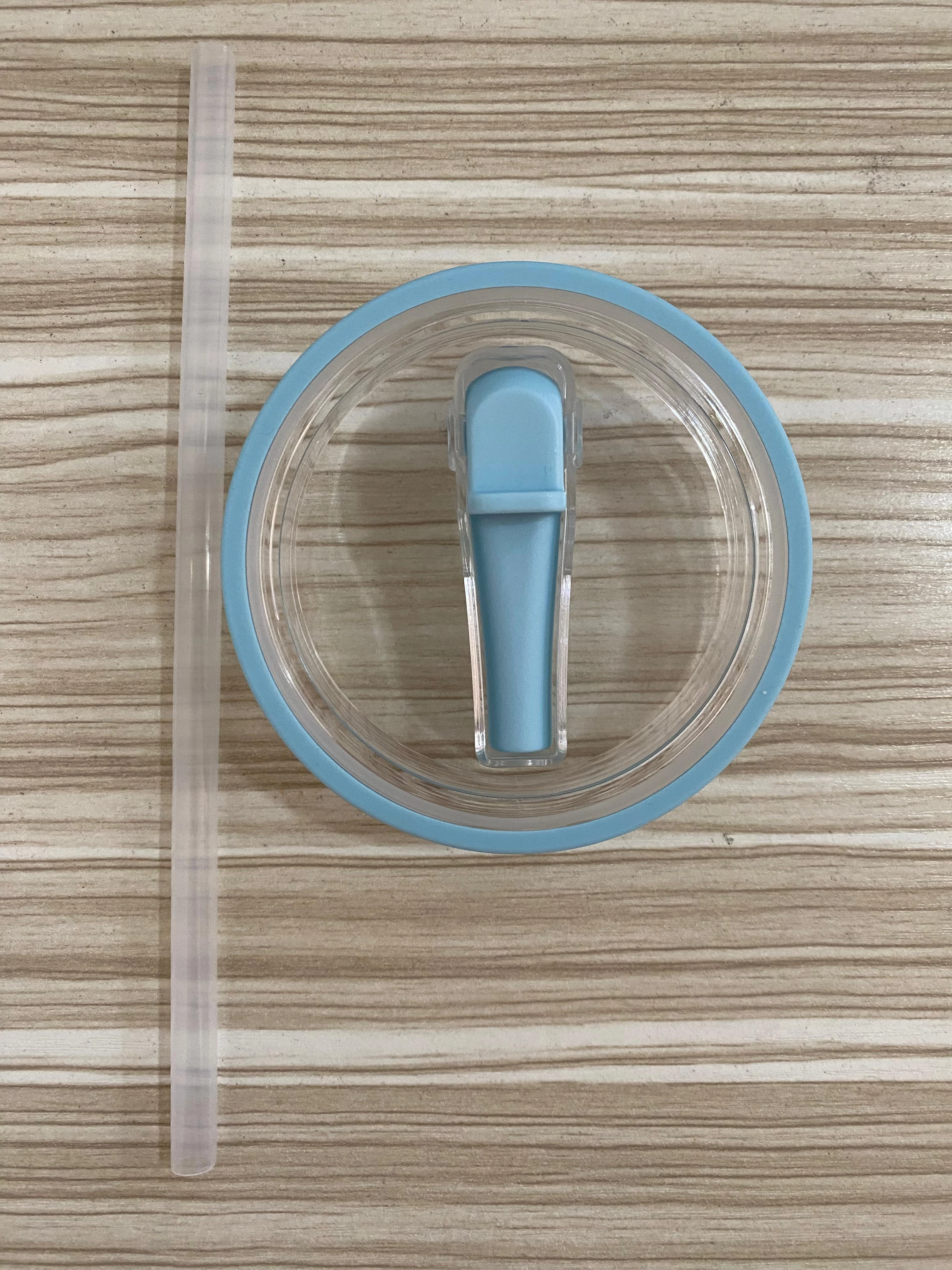 Tapa antiderrame azul y transparente para termo Stanley con pitillo blanco.