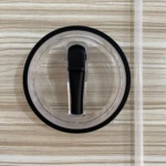 Tapa para termo Stanley con sorbete y sello negro, fondo de madera.