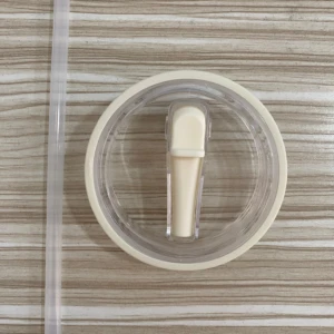 Tapa blanca con bombilla transparente para termo Stanley, vista superior, sobre fondo texturizado madera.