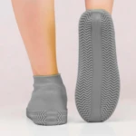 Botas de lluvia cortas impermeables grises, vista trasera, suela antideslizante con patrón zig-zag.