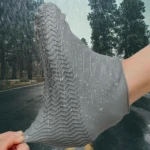 Botas de lluvia cortas grises de silicona, con suela antideslizante, mostrando protección contra la lluvia.