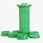 Filtro extractor verde para licuadora, cilíndrico con rejilla, e incluye 6 acoples adaptadores.